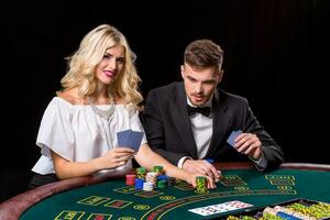 vue de jeune, confiant, homme avec le Dame tandis que il est en jouant poker jeu. photo