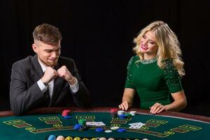 couple en jouant poker à le table photo
