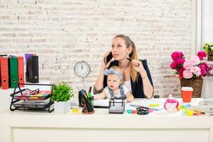 famille affaires - télétravail femme d'affaires et mère avec enfant est fabrication une téléphone appel photo