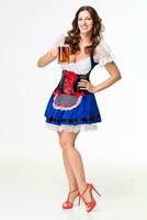 magnifique Jeune brunette fille de oktoberfest Bière Stein photo