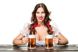 magnifique Jeune brunette fille de oktoberfest Bière Stein photo