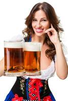 magnifique Jeune brunette fille de oktoberfest Bière Stein photo