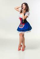 magnifique Jeune brunette fille de oktoberfest Stein photo