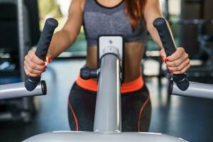 photo de femme Faire des exercices sur le simulateur