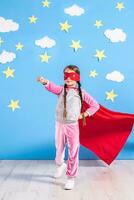 peu enfant pièces super-héros. enfant sur le Contexte de brillant bleu mur. photo