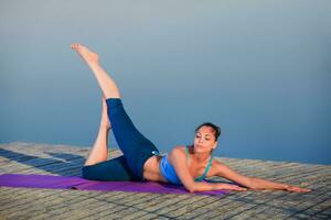 fille Faire yoga exercice photo