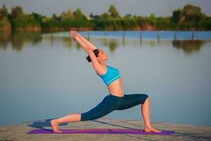 fille Faire yoga exercice photo