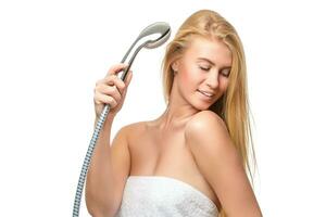 Jeune femme dans une serviette en portant douche tête photo