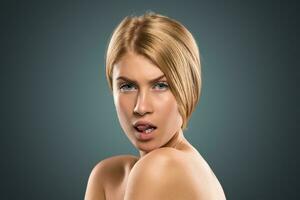 portrait magnifique blond femme avec longue cheveux et bleu yeux photo