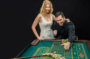 couple en jouant roulette gagne à le casino. photo