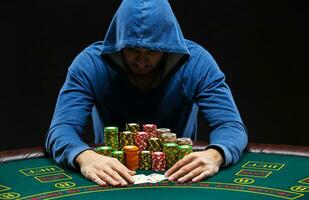 portrait de une professionnel poker joueur séance à tisonniers table photo