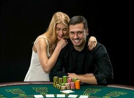 Jeune couple en jouant poker avoir une bien temps dans casino photo