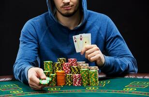 poker joueur montrant une paire de as photo