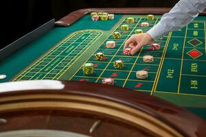 roulette et piles de jeux d'argent frites sur une vert tableau. photo