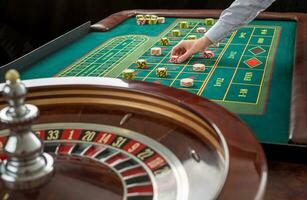 roulette et piles de jeux d'argent frites sur une vert tableau. photo