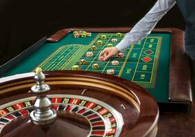 roulette et piles de jeux d'argent frites sur une vert tableau. photo