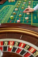 roulette et piles de jeux d'argent frites sur une vert tableau. photo