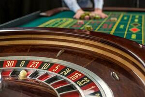 roulette et piles de jeux d'argent frites sur une vert tableau. photo