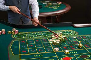 proche en haut de jeux d'argent frites sur vert table dans casino. photo
