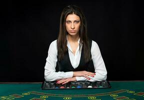 le magnifique fille, Marchand, derrière une table pour poker photo
