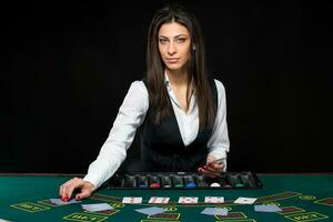 le magnifique fille, Marchand, derrière une table pour poker photo