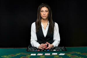 le magnifique fille, Marchand, derrière une table pour poker photo