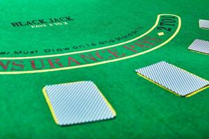 en jouant cartes sur vert table surface. casino, jeu, poker concept photo