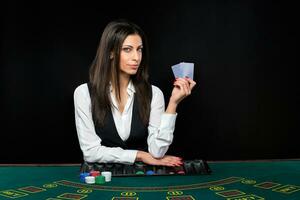 le magnifique fille, Marchand, derrière une table pour poker photo