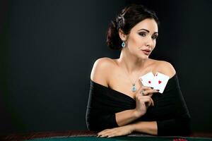 sexy femme avec poker cartes et frites photo