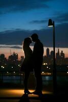 ai généré Jeune des couples silhouette profiter une romantique moment contre Urbain horizon Contexte photo