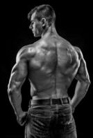 musclé bodybuilder gars Faire posant plus de noir Contexte photo