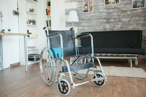 fauteuil roulant pour transport de patient avec en marchant invalidité dans allaitement maison. non patient dans le pièce dans le privé allaitement maison. thérapie mobilité soutien personnes âgées et désactivée en marchant invalidité déficience récupération paralysie invalide réhabilitation photo