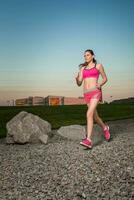 fonctionnement femme. coureur le jogging dans ensoleillé la nature. photo