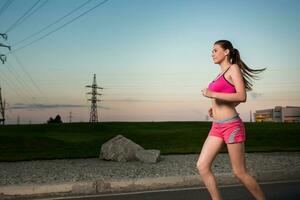 fonctionnement femme. coureur le jogging dans ensoleillé la nature. photo