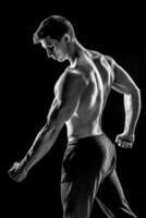 fort homme montrant parfait abdos, les épaules, biceps, triceps et ch photo