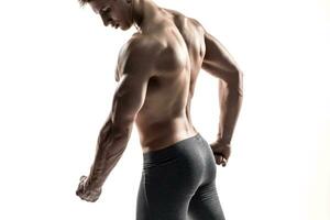 bodybuilder homme poser, montrant parfait abdos, les épaules, biceps, triceps, poitrine photo