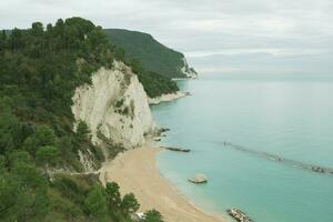 sirolo est une pittoresque ville situé le long de le adriatique côte dans le marche Région de Italie. connu pour ses étourdissant des plages, clair bleu des eaux, et charmant historique centre. photo