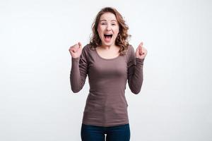 émotion de joie, bonheur, fille sur fond blanc en jeans et t-shirt. photo