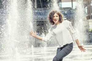 jolie fille pièces avec éclaboussures de l'eau photo