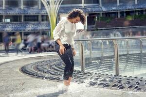 jolie fille pièces avec éclaboussures de l'eau photo