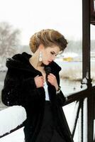 hiver fille dans luxe fourrure manteau photo