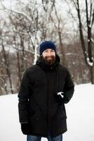 barbu gars en jouant boules de neige photo