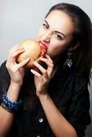 fille en mangeant une gros Hamburger, studio photo