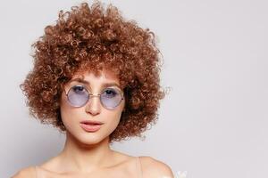 portrait de souriant Jeune femme avec afro coiffure photo