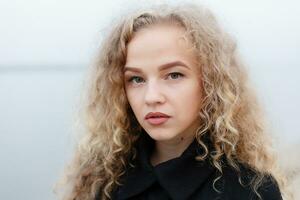 magnifique Jeune femme avec frisé cheveux, vert yeux. photo