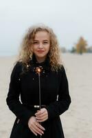 magnifique Jeune femme avec frisé cheveux, vert yeux. photo