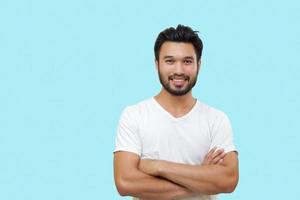 bel homme asiatique avec une moustache, souriant et riant isolé sur fond bleu photo