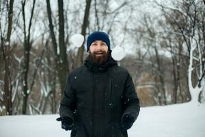 barbu homme dans hiver chapeau souriant portrait extrême photo