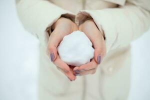 fille lance une boule de neige photo