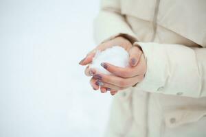 fille lance une boule de neige photo